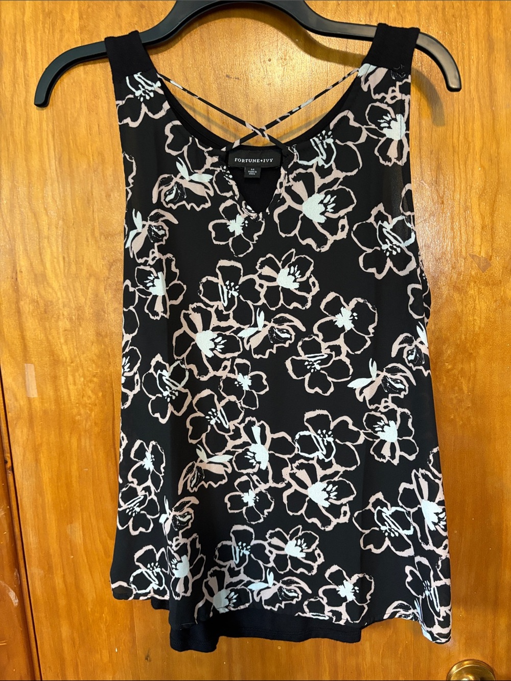 Fortune+Ivy Black Floral Keyhole Camisole - Size M